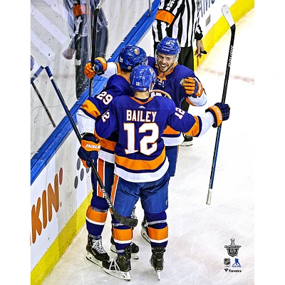 Photographie de célébration but non signée Brock Nelson Josh Bailey Anthony Beauvillier des Islanders New York lors séries éliminatoires la Coupe Stanley 2020