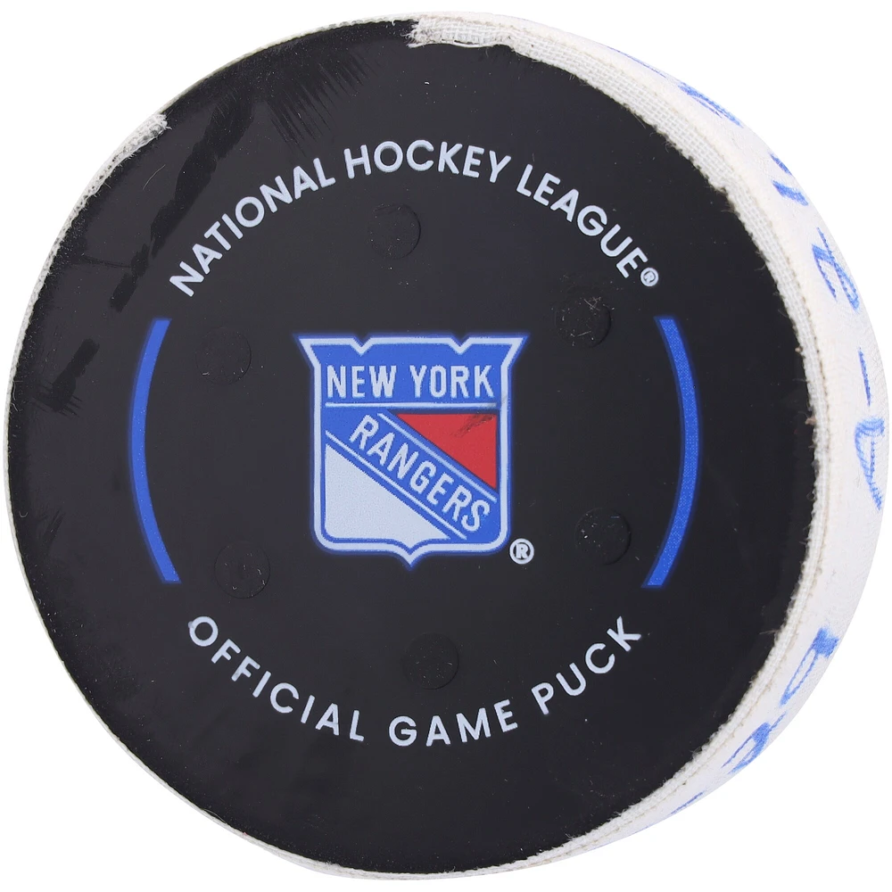 Rondelle de but utilisée par Brock Nelson lors du match des Islanders de New York contre les Rangers de New York le 3 novembre 2024