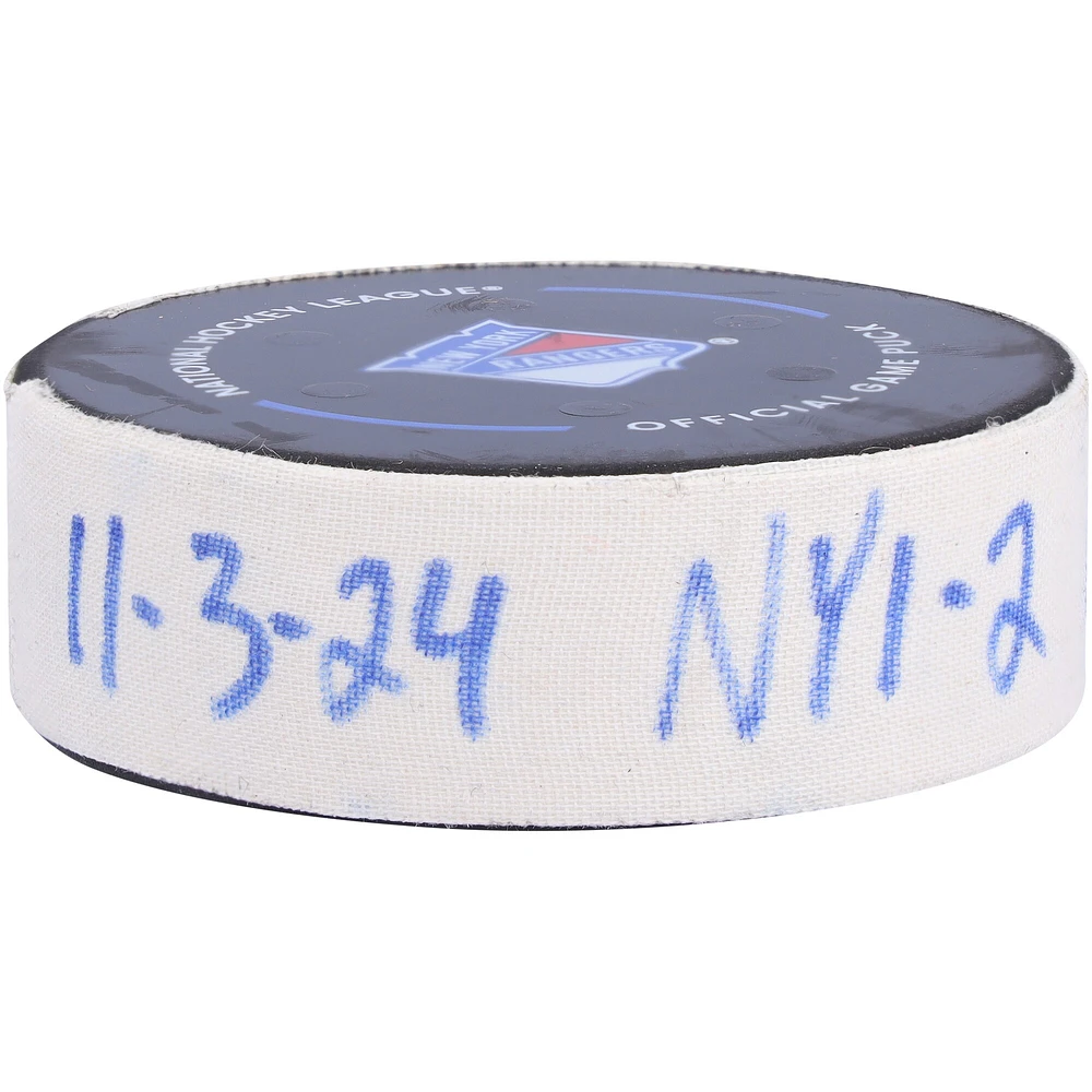 Rondelle de but utilisée par Brock Nelson lors du match des Islanders de New York contre les Rangers de New York le 3 novembre 2024