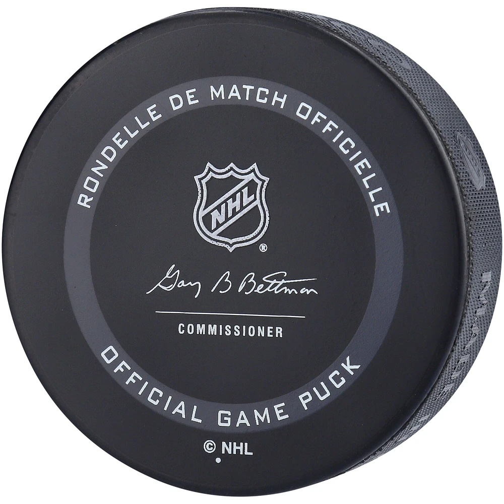 Rondelle de jeu officielle autographiée par Cal Clutterbuck des Islanders de New York, modèle 2021, avec inscription « Isles Debut 10/ 11/13 »