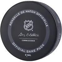 Rondelle de jeu officielle autographiée par Cal Clutterbuck des Islanders de New York, modèle 2021, avec inscription « Isles Debut 10/ 11/13 »