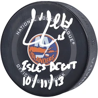 Rondelle de jeu officielle autographiée par Cal Clutterbuck des Islanders de New York, modèle 2021, avec inscription « Isles Debut 10/ 11/13 »