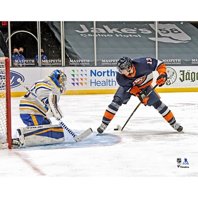 Photo du but non signé de Carter Hutton des Islanders New York entre les jambes contre Sabres Buffalo