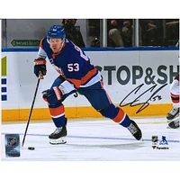 Photographie autographiée de 8" x 10" de Casey Cizikas, maillot royal des Islanders de New York, patinant avec une rondelle