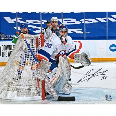 Photographie autographiée de 16" x 20" du maillot blanc des Islanders de New York par Ilya Sorokin