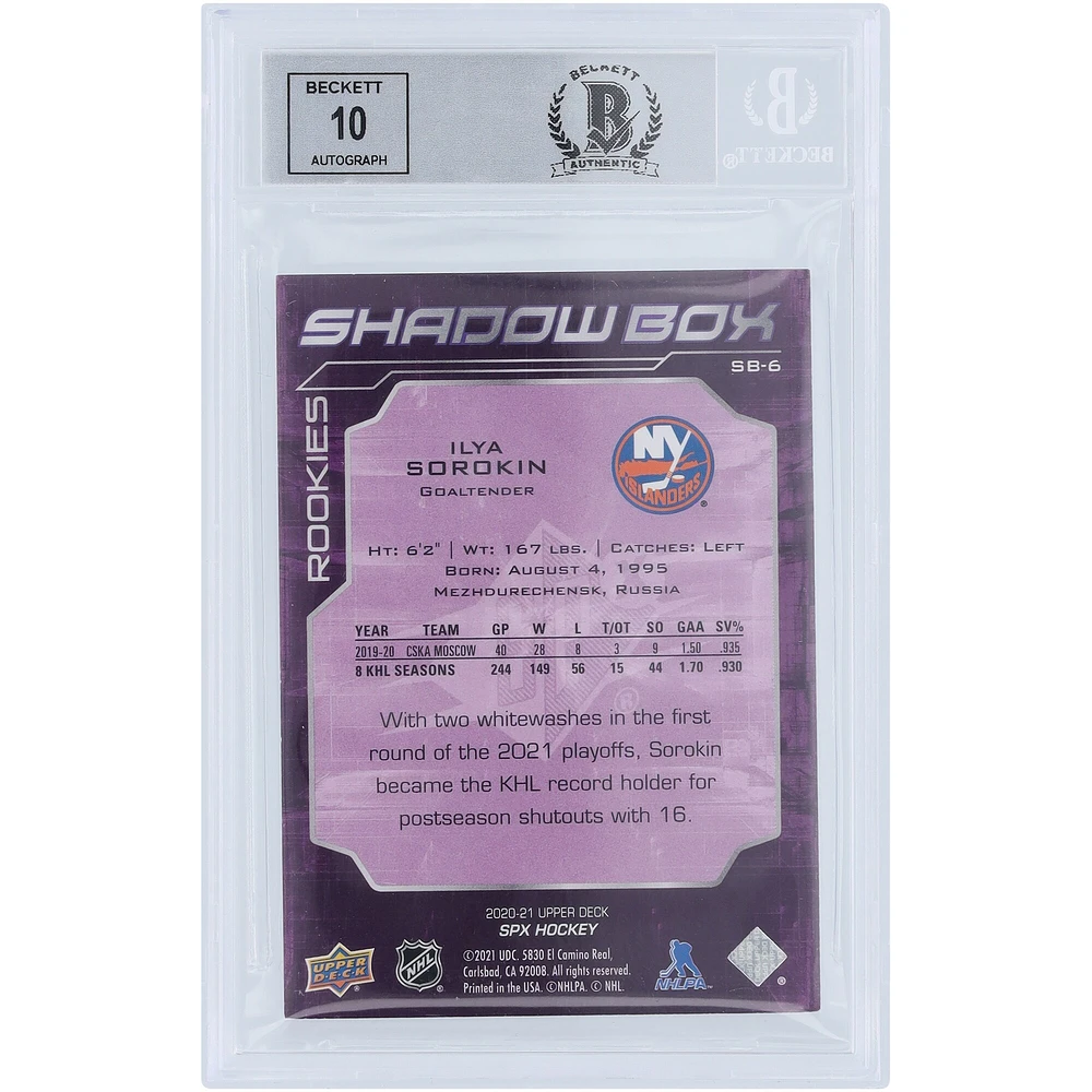 Carte de recrue 9/10 authentifiée 2020-21 Upper Deck SPX Shadow Box #SB-6 signée Ilya Sorokin par les New York Islanders et présentée par les fanatiques de Beckett