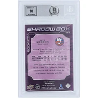 Carte de recrue 9/10 authentifiée 2020-21 Upper Deck SPX Shadow Box #SB-6 signée Ilya Sorokin par les New York Islanders et présentée par les fanatiques de Beckett