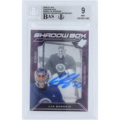Carte de recrue 9/10 authentifiée 2020-21 Upper Deck SPX Shadow Box #SB-6 signée Ilya Sorokin par les New York Islanders et présentée par les fanatiques de Beckett