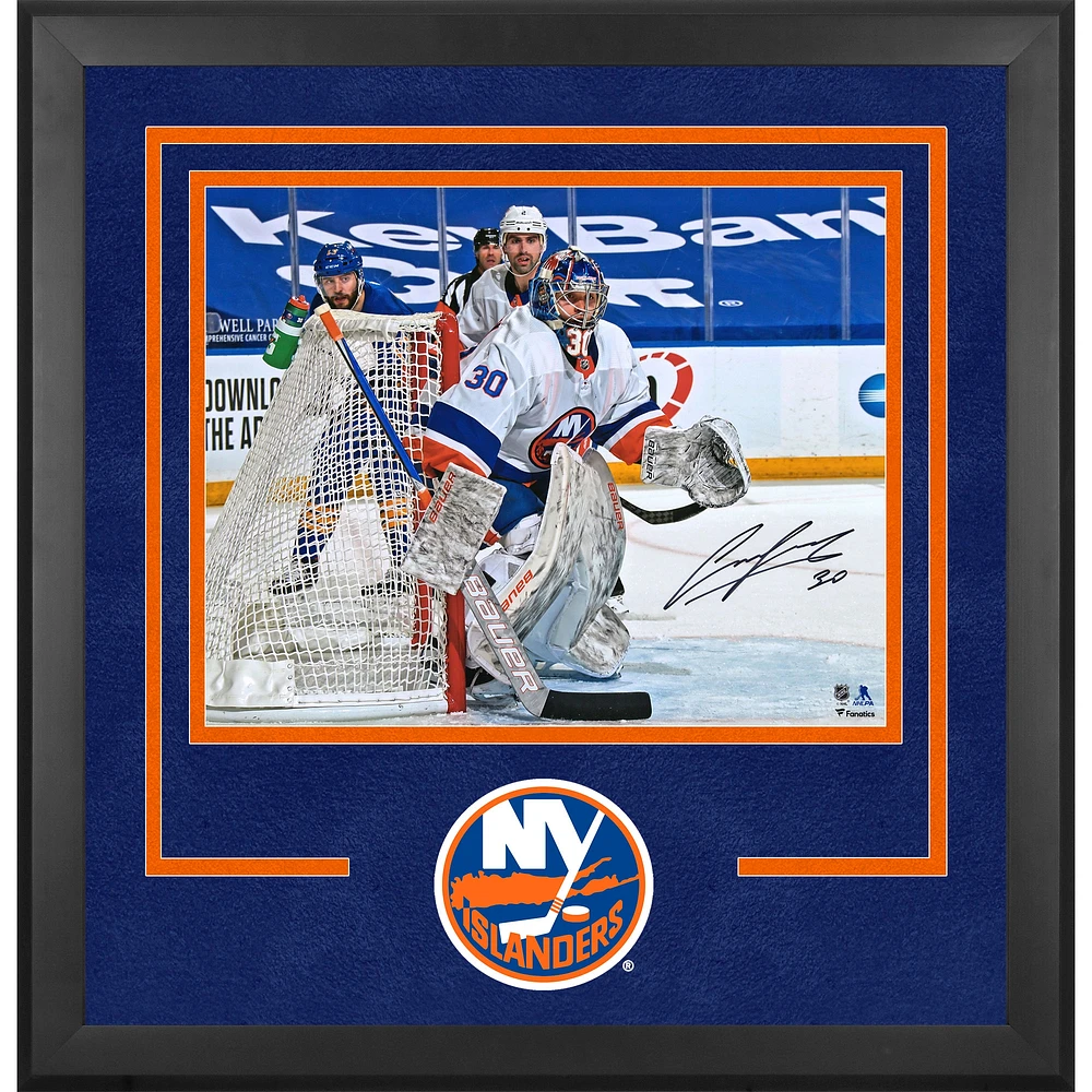 Photographie encadrée de luxe autographiée par Ilya Sorokin des Islanders de New York, maillot blanc dans le filet, 16" x 20"