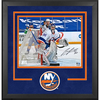Photographie encadrée de luxe autographiée par Ilya Sorokin des Islanders de New York, maillot blanc dans le filet, 16" x 20"