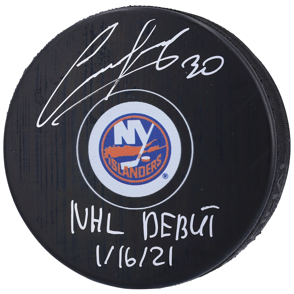 Rondelle de hockey autographiée par Ilya Sorokin des Islanders de New York avec l'inscription « NHL Debut 1/16/21 »