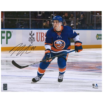 Photographie de patinage autographiée par Jean-Gabriel Pageau, maillot bleu des Islanders de New York, 16" x 20"