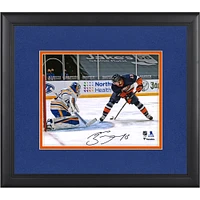 Photographie encadrée autographiée de Mat Barzal des Islanders de New York, 8" x 10" entre les jambes