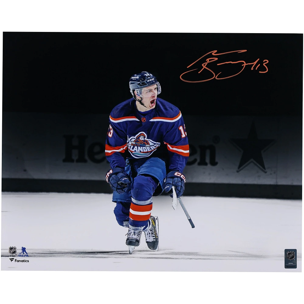 Photographie rétro inversée autographiée de 16" x 20" de Mathew Barzal des Islanders de New York