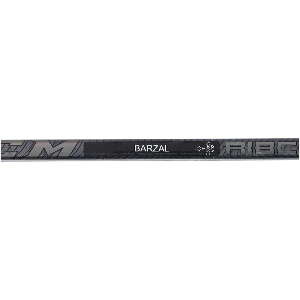 Bâton CCM noir autographié par Mathew Barzal des Islanders de New York de la saison 2023-24 de la LNH avec l'inscription « Game Used 2023-24 Season » - RG13334768