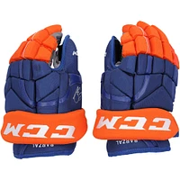 Gants Royal CCM autographiés par Mathew Barzal des Islanders de New York lors de la saison 2021-22 de la LNH avec l'inscription « G.U. 2021-2022 Season »