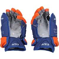 Gants Royal CCM autographiés par Mathew Barzal des Islanders de New York lors de la saison 2021-22 de la LNH avec l'inscription « G.U. 2021-2022 Season »