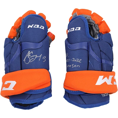 Gants Royal CCM autographiés par Mathew Barzal des Islanders de New York lors de la saison 2021-22 de la LNH avec l'inscription « G.U. 2021-2022 Season »