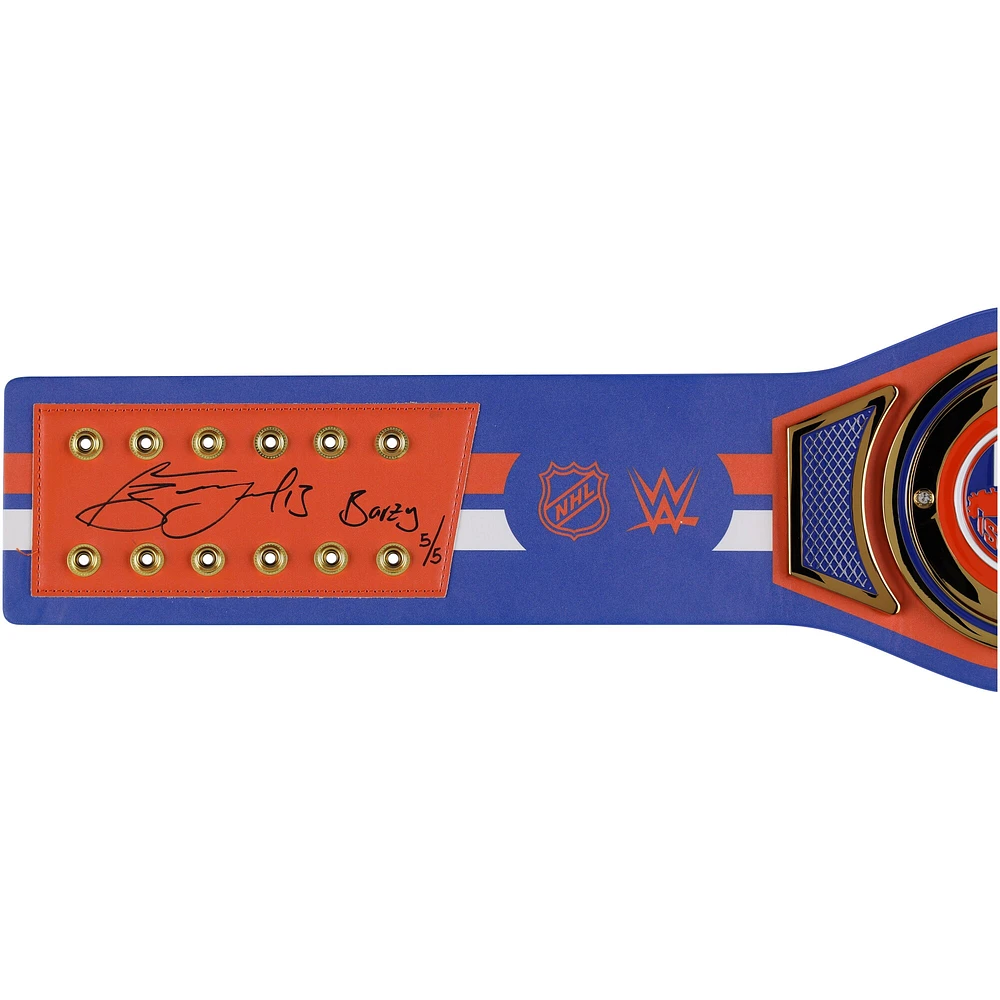 Ceinture de titre WWE Legacy autographiée par Mathew Barzal des New York Islanders avec inscription « Barzy