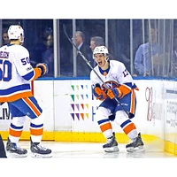 Photographie non signée de Mathew Barzal célébrant le 4e but la LNH des Islanders New York