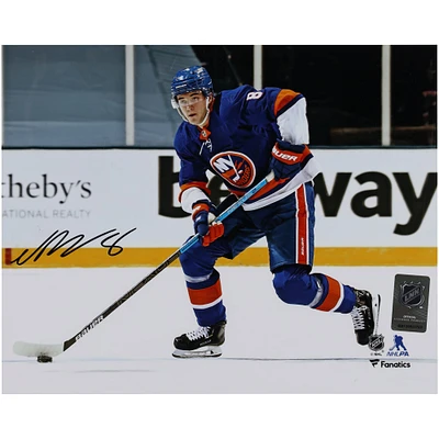 Photographie de patinage autographiée de 20,3 x 25,4 cm de Noah Dobson avec maillot bleu des Islanders de New York