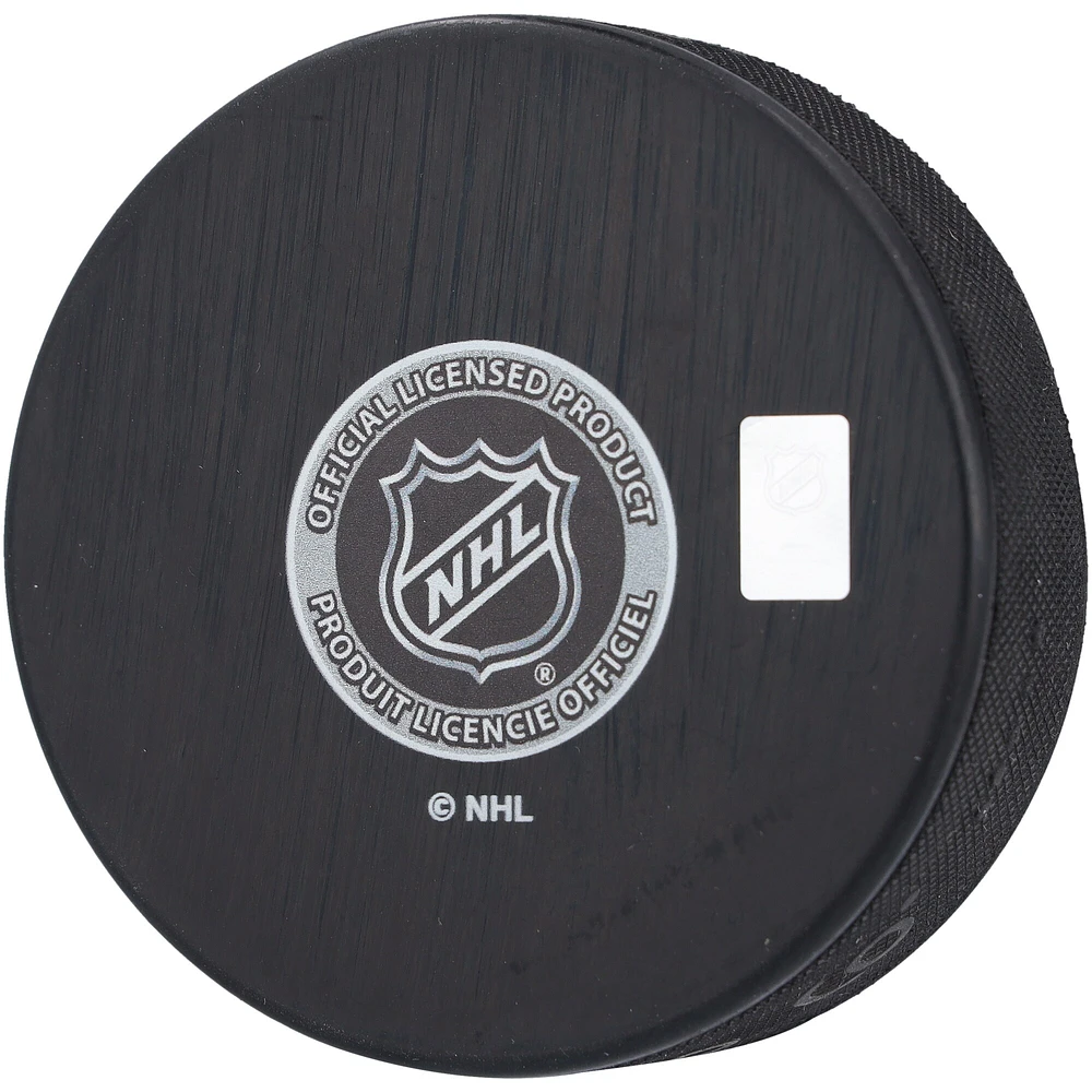 Rondelle de hockey autographiée par Noah Dobson des Islanders de New York avec l'inscription « NHL Debut 10/8/19 »