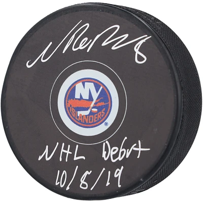 Rondelle de hockey autographiée par Noah Dobson des Islanders de New York avec l'inscription « NHL Debut 10/8/19 »