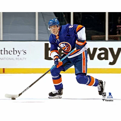 Maillot bleu non signé de Noah Dobson des Islanders New York patinant avec une rondelle contre les Bruins Boston