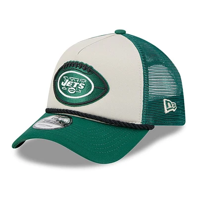 Casquette réglable de camionneur A-Frame New Era Stone/Green New York Jets 2024 Sideline Historic 9FORTY pour hommes