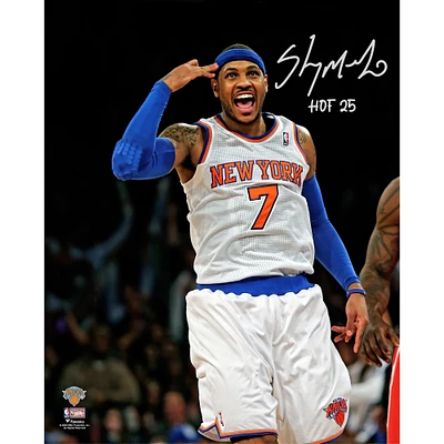Photographie autographiée de Carmelo Anthony des New York Knicks, 40,6 x 50,8 cm, célébrant un coup de tête avec l'inscription « HOF 25 »