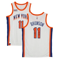 Maillot Nike City Edition Swingman blanc dédicacé par Jalen Brunson des New York Knicks pour la saison 2024-25 avec inscription « Bing Bong ».