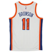 Maillot Nike City Edition Swingman blanc dédicacé par Jalen Brunson des New York Knicks pour la saison 2024-25 avec inscription « Bing Bong ».