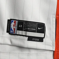 Maillot Nike City Edition Swingman blanc dédicacé par Jalen Brunson des New York Knicks pour la saison 2024-25 avec inscription « Bing Bong ».