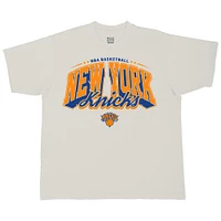 T-shirt urbain surdimensionné pour homme Stadium Essentials crème New York Knicks Your Way