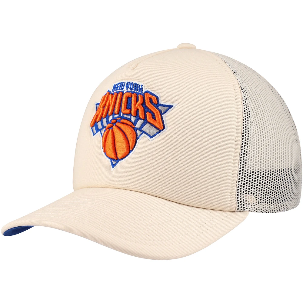 Casquette réglable de camionneur crème New York Knicks Mitchell & Ness pour hommes