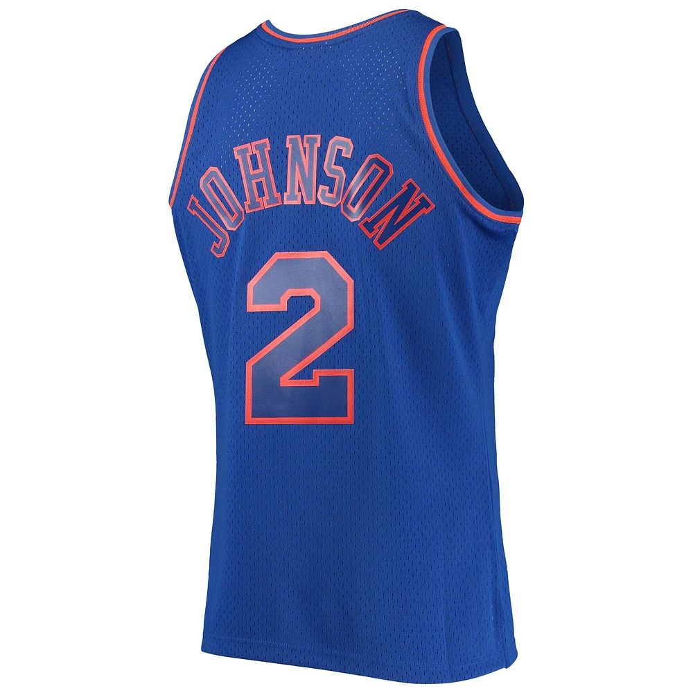 Maillot pour homme Mitchell & Ness Larry Johnson Royal New York Knicks Hardwood Classics Swingman