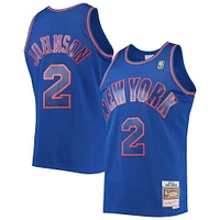 Maillot pour homme Mitchell & Ness Larry Johnson Royal New York Knicks Hardwood Classics Swingman