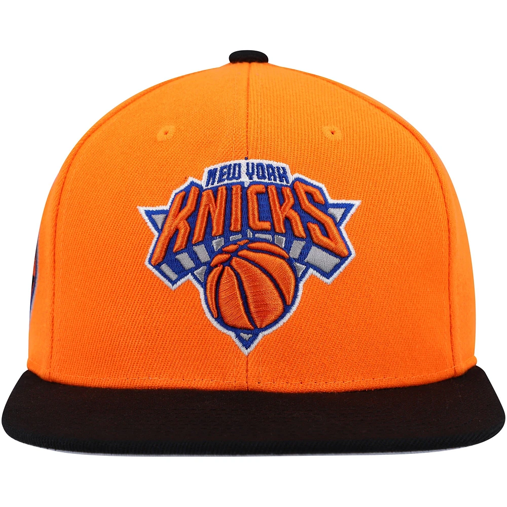 Casquette Snapback New York Knicks Side Core 2.0 Mitchell & Ness orange/noir pour hommes