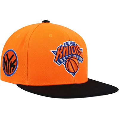 Casquette Snapback New York Knicks Side Core 2.0 Mitchell & Ness orange/noir pour hommes