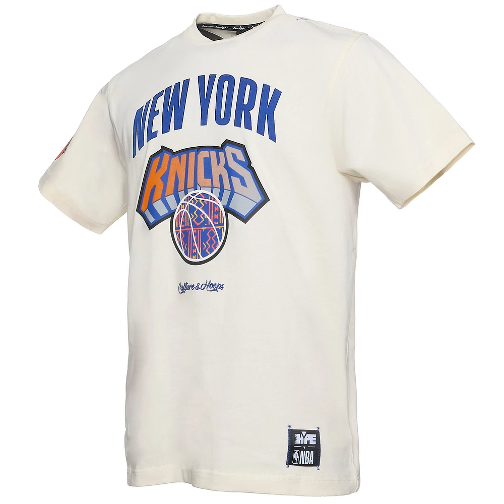 T-shirt premium NBA x Two Hype pour homme, couleur crème, collection Culture & Hoops des New York Knicks