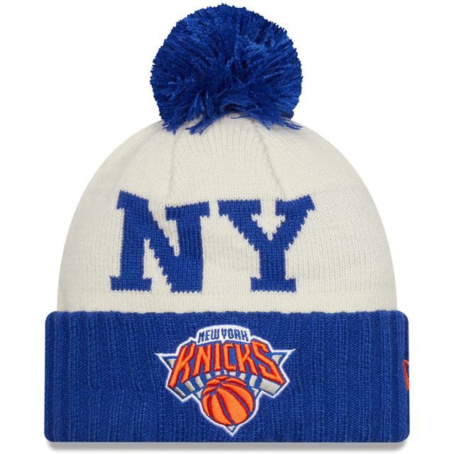 New Era pour homme New York Knicks 2022 NBA Draft bleu/crème - Bonnet en tricot à revers avec pompon