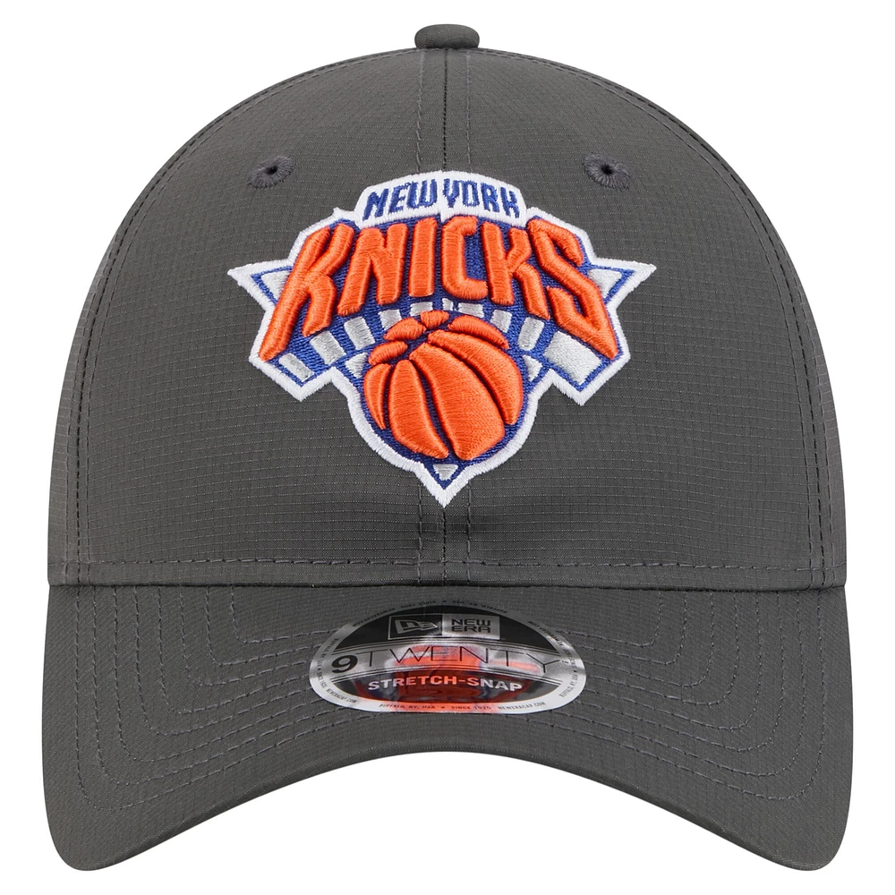 Casquette ajustable New Era 9TWENTY Active Ripstop des New York Knicks, couleur anthracite, pour homme