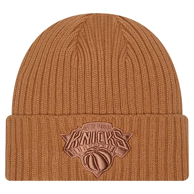 Bonnet tricoté à revers New Era Tan New York Knicks Color Pack pour homme