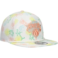 Casquette réglable de golfeur New Era New York Knicks Palm Trees and Waves pour hommes, blanche