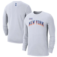 T-shirt à manches longues Nike City Edition Essential Logo New York Knicks 2024/25 pour homme Blanc