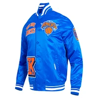 Veste à boutons-pression en satin sublimé Pro Standard Royal New York Knicks pour homme