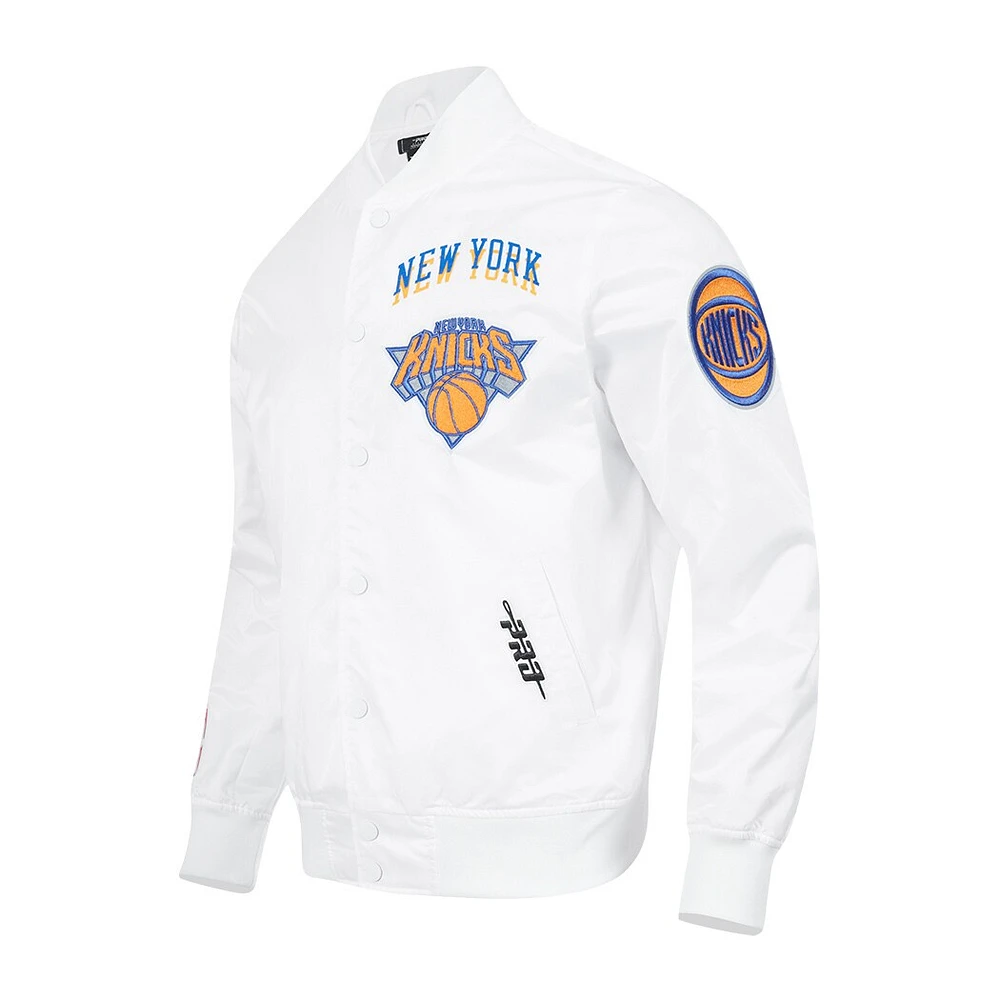 Veste à boutons-pression en satin chenille pour homme Pro Standard New York Knicks City Edition 2024/25 blanche