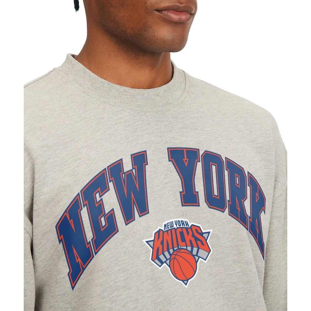 Sweat-shirt Tommy Jeans New York Knicks James Patch gris pour homme