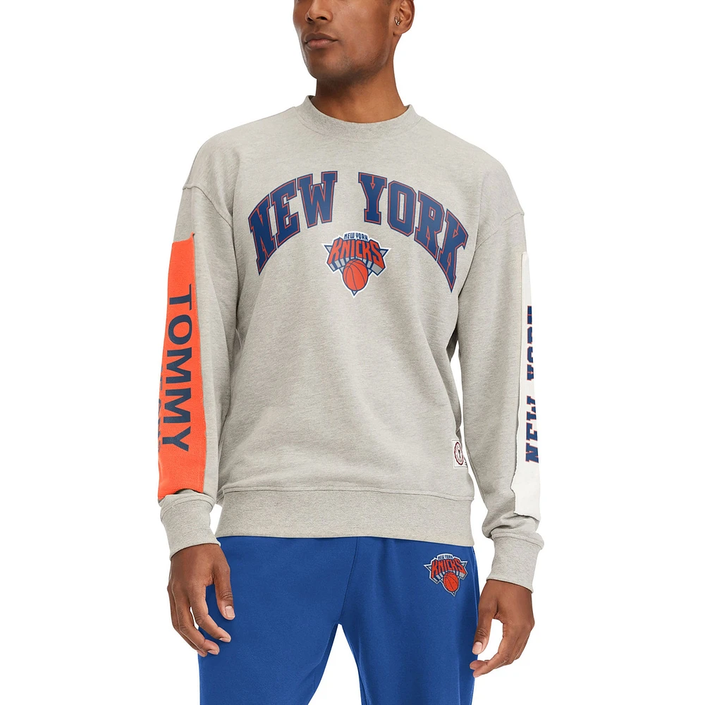 Sweat-shirt Tommy Jeans New York Knicks James Patch gris pour homme