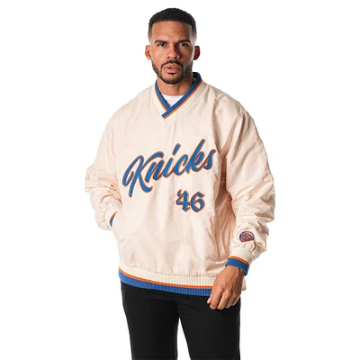 Pull coupe-vent unisexe The Wild Collective crème avec appliques New York Knicks